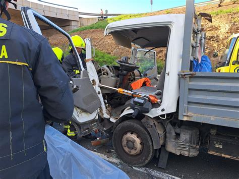 Liberan Al Conductor De Un Camión Que Quedó Atrapado En Un Accidente