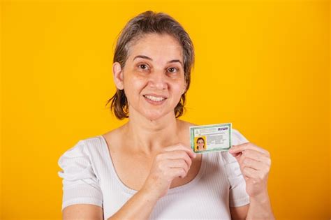 Mulher Brasileira Adulta Segurando A Carteira De Identidade Rg Foto