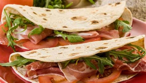 Tortellini Piadina E Prosciutto Tra I Piatti Tipici Dellemilia Romagna