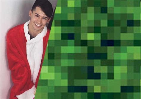 Un árbol de Navidad hecho por dildos por un actor porno gay CromosomaX