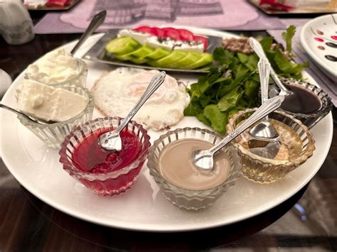 Un Plato De Comida Con Cucharas Y Un Plato De Comida Con Una Ensalada