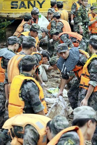 官兵昼夜奋战封堵浙江西苕溪大堤决口