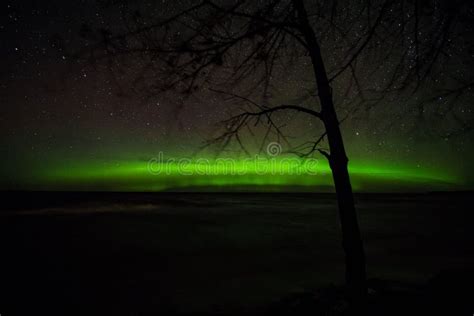 Barraca Do Lago Superior Da Aurora Boreal Na Silhueta Da Costa Da Praia