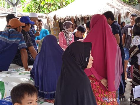 Senyum Kegembiraan Warga Desa Sukarara Saat Penyaluran Bantuan Pangan