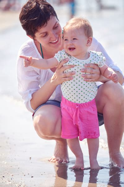 Mutter Und Kind Am Strand Spa Zu Haben Lizenzfreies Bild