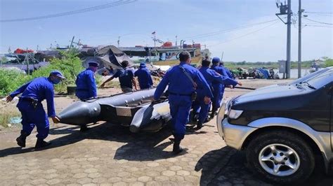 Perahu Nelayan Km Putra Bahari Gt Terbalik Dua Orang Tenggelam Di