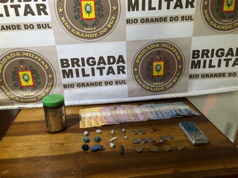 Brigada Militar Efetua Pris O Em Flagrante Por Tr Fico De Drogas Na