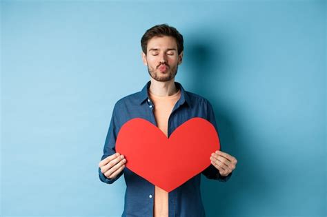 Novio romántico con ojos cerrados de corazón rojo de san valentín