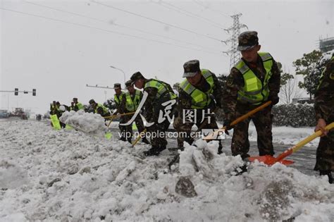 武警官兵帮助驻地合肥群众铲雪除冰 人民图片网