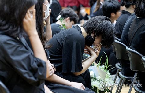 서이초 교사 49재 눈물 흘리는 동료 교사들 연합뉴스