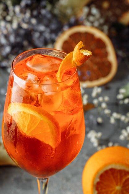 Aperol Spritz Cocktail Auf Einem Grauen Betonhintergrund Ein Glas