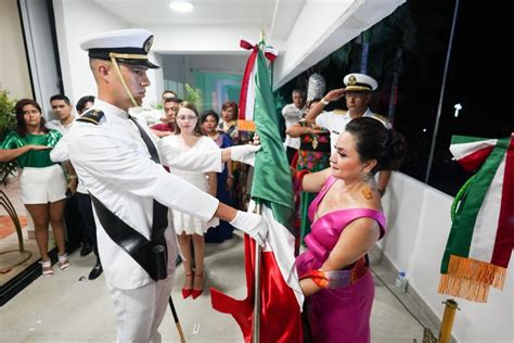 Juanita Alonso Realiza El Tradicional Grito De Independencia En