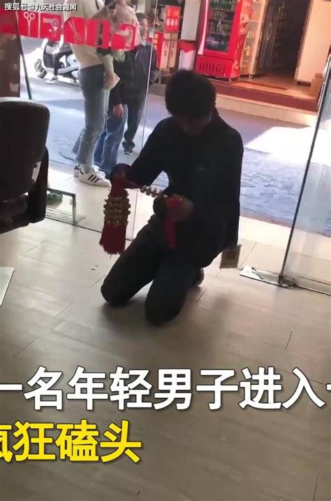 男子进店就下跪疯狂磕头，眼神凶狠吓坏众人，顾客吓得四散而逃小伙东西网友