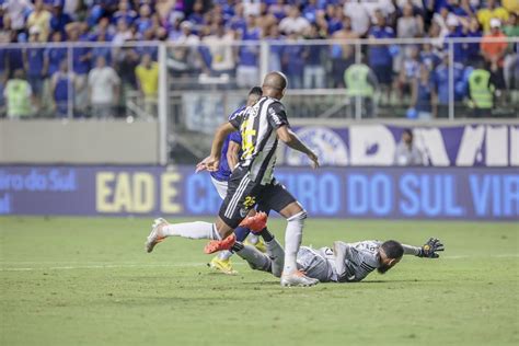 Hulk Celebra Novo Gol De Falta Pelo Atlético Mg Mas Reclama Da