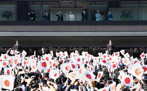 Aniversário do imperador do Japão atrai mais de 50 mil pessoas 23 12