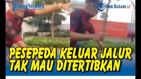 Pesepeda Tak Mau Ditertibkan Polisi Karena Keluar Jalur Sepeda YouTube