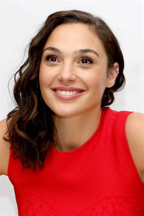 Gal Gadot Graces London: "Justice League" Press Conference Elegance