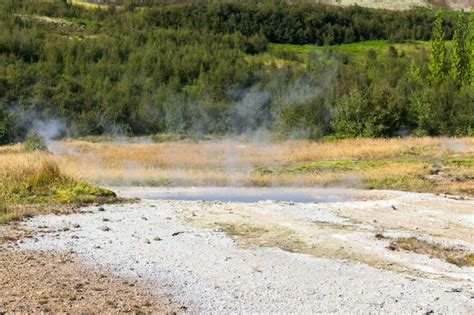 Piscina De Gran G Iser En El Valle De Haukadalur Foto Premium