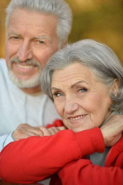 Retrato De Um Casal Feliz De Idosos No Parque Outono Foto Premium