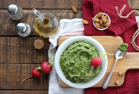 Pesto Di Foglie Di Ravanelli E Frutta Secca