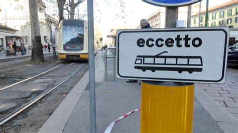 Cede La Carreggiata In Piazza Oberdan Deviato Il Tram Della Linea 9