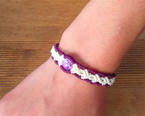 Bracelet élégant En Macramé Perle De Verre Blanc écru Et Violet Foncé