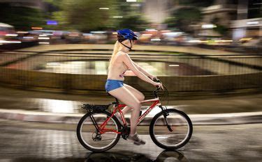 Ciclistas Se Manifiestan Desnudos Para Sensibilizar Sobre Accidentes