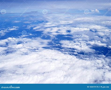 El Volar Sobre Las Nubes En El Avión Foto de archivo Imagen de