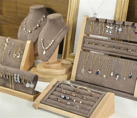 Expositores joyas ᐅ LISE De Madera Sostenible