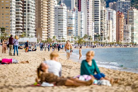 Ambiente Tur Stico Y Buen Tiempo En Benidorm El D A De La Constituci N