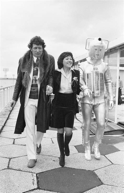 Tom Baker (4) and Elisabeth Sladen (Sarah Jane Smith) strut their stuff ...