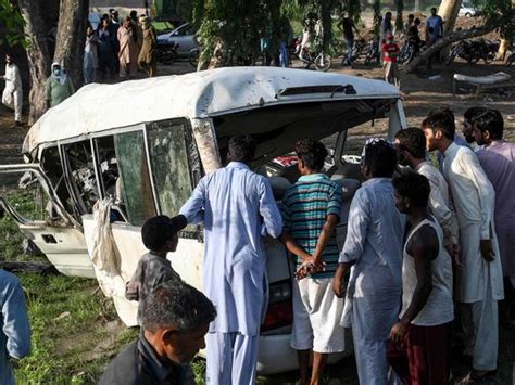 20 Killed In Pakistan Bus Train Accident Pakistan Gulf News