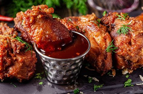 10 salsas irresistibles para acompañar las alitas de pollo