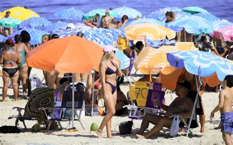 Carol Portaluppi Renova O Bronzeado Em Praia Da Zona Sul Do Rio