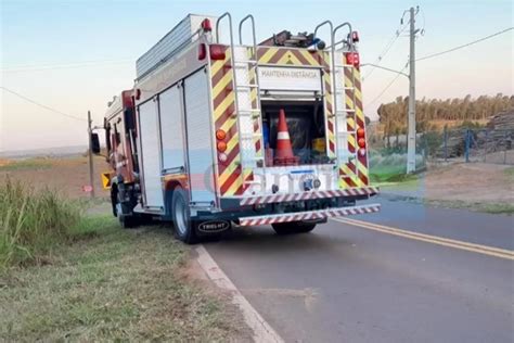 Mulher fica ferida após condutor de automóvel atingir traseira de Honda