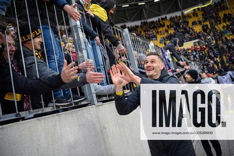 Dresdens Stefan Kutschke Nach Abpfiff Bei Den Fans Sg Dynamo Dresden