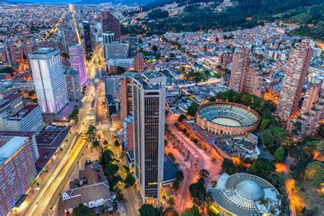 Vista aérea del moderno paisaje urbano de bogotá en colombia por la