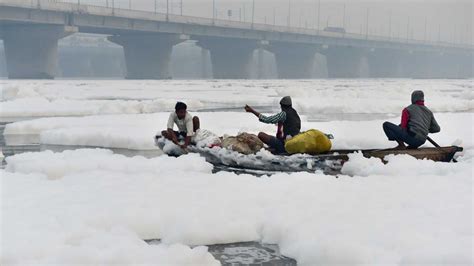 Yamuna River Pollution यमुना की झाग आपको पहुंचा सकती है नुकसान नहाने