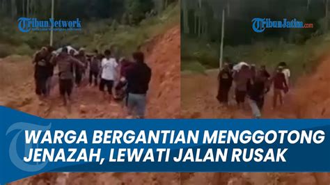 Warga Di Bantu Polisi Bawa Jenazah Ke Ambulan Lewati Jalan Yang Rusak