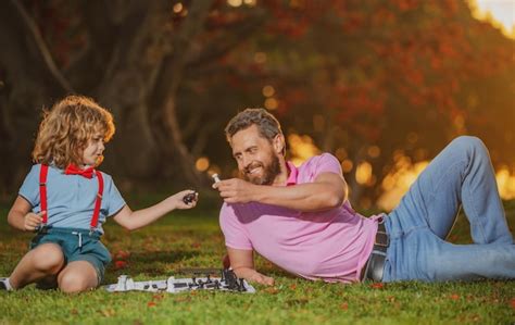 Père Et Fils Jouant Aux échecs Passant Du Temps Ensemble En Plein Air