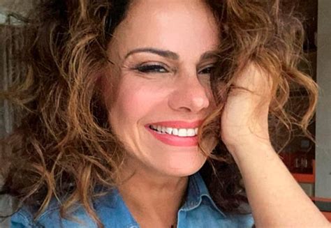 SBT TV Viviane Araújo posa de biquíni e cinturinha rouba a cena