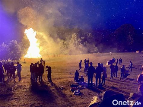 Nieselregen trübt Freude über Johannisfeuer in Freudenberg kaum Onetz