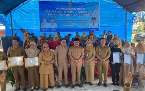 Penyerahan Piagam Penghargaan Sekolah Adiwiyata Tingkat Kabupaten