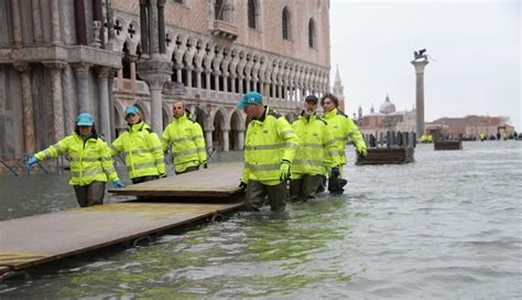 Venecia El Agua Alta No Da Tregua Y Alcanza Los Cent Metros En