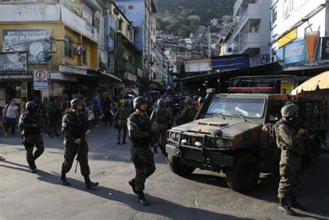 For As Armadas Come Am A Deixar A Favela Da Rocinha No Rio Brasil