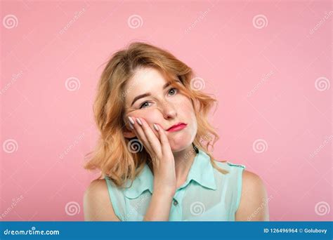 Femme Indifférente Dhumeur Ennuyée Par Expression Du Visage Photo Stock Image Du Gens