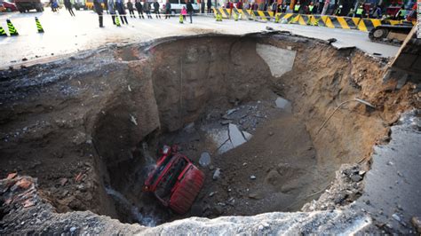 Corvettes Fall Into Sinkhole At National Corvette Museum