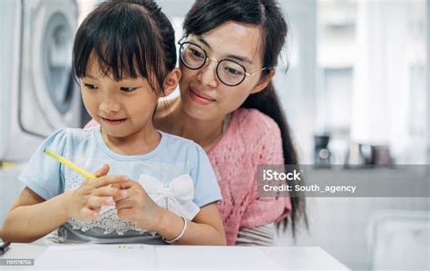 엄마와 딸이 함께 색칠 가정 생활에 대한 스톡 사진 및 기타 이미지 가정 생활 가족 귀여운 Istock