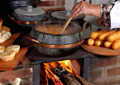 Comida No Fogão A Lenha - Comida no fogão à lenha: sabor e tradição no seu cardápio