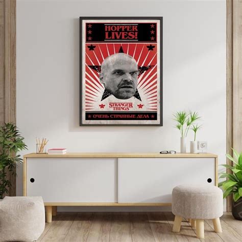 Stranger Things Hopper Lives Plakat 61x91 5 Cm Pyramid Posters